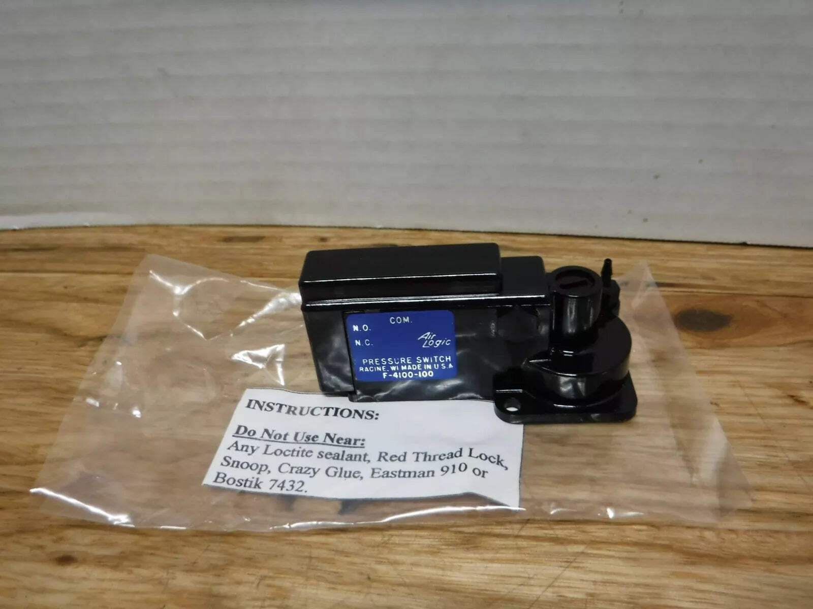 F - 4100 - 100 - AIR LOGIC F - 4100 - 100 MINIATURE PRESSURE ELECTRIC SWITCH 0.5 - 15 PSI, 1/16" - Surplus Alley