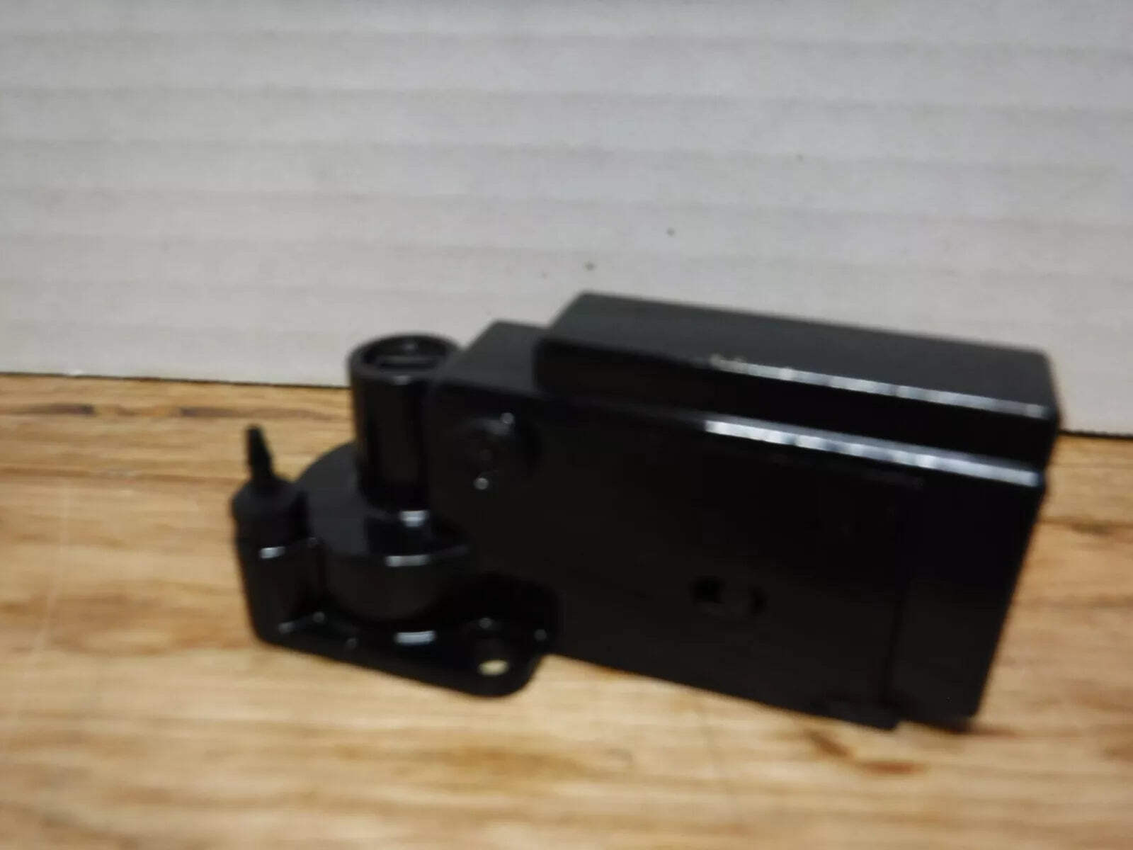 F - 4100 - 100 - AIR LOGIC F - 4100 - 100 MINIATURE PRESSURE ELECTRIC SWITCH 0.5 - 15 PSI, 1/16" - Surplus Alley