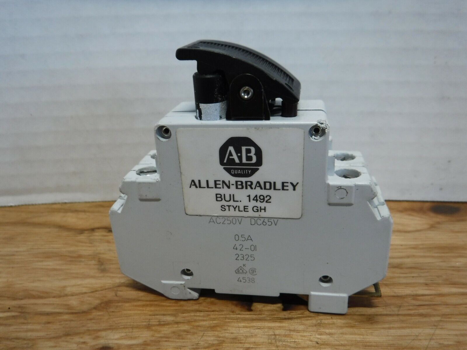 1492 - GHD005 AR - ALLEN BRADLEY 1492 - GHD005, SERIES A, CIRCUIT BREAKER, 2 POLE, 0.5A - Surplus Alley