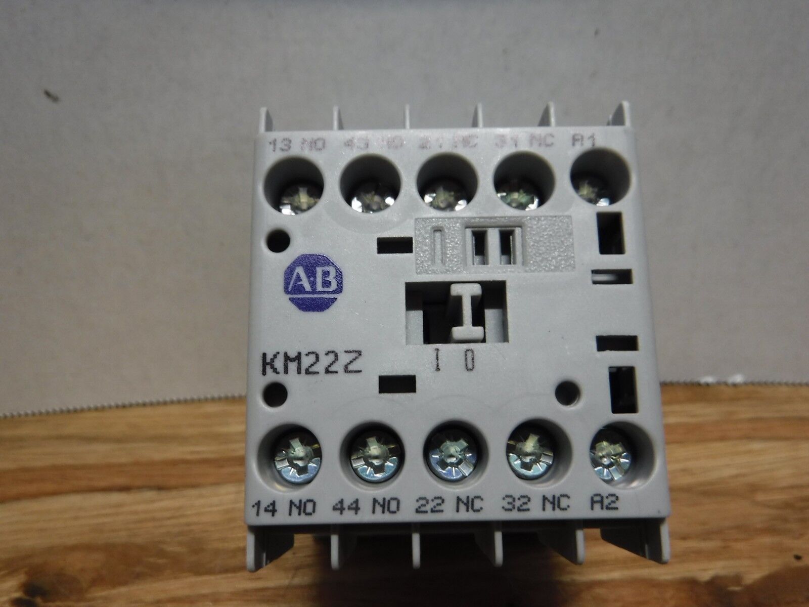 700 - KM22Z - ZJ - ALLEN BRADLEY 700 - KM22Z AB CONTROL RELAY 24VDC, 2NO + 2NC - Surplus Alley