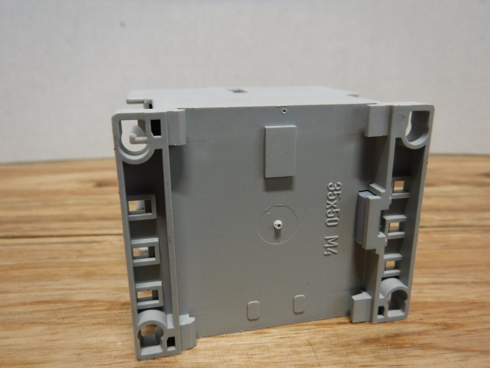 700 - KM22Z - ZJ - ALLEN BRADLEY 700 - KM22Z AB CONTROL RELAY 24VDC, 2NO + 2NC - Surplus Alley