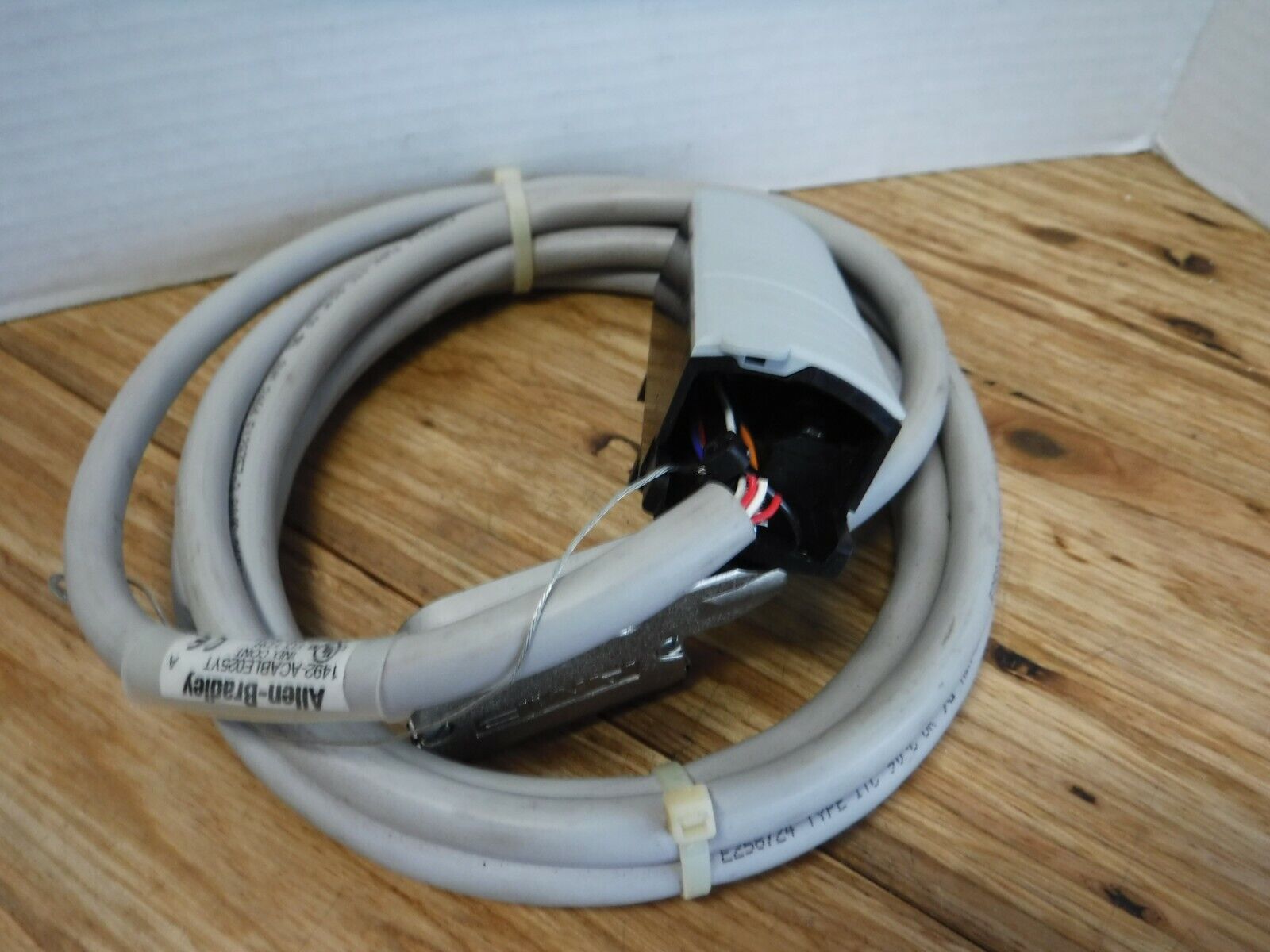 1492 - ACABLE025YT - ALLEN BRADLEY CONTROLLOGIX PLC 1492 - ACABLE025YT SER A CABLE TBNH SER A CONNECTOR - Surplus Alley