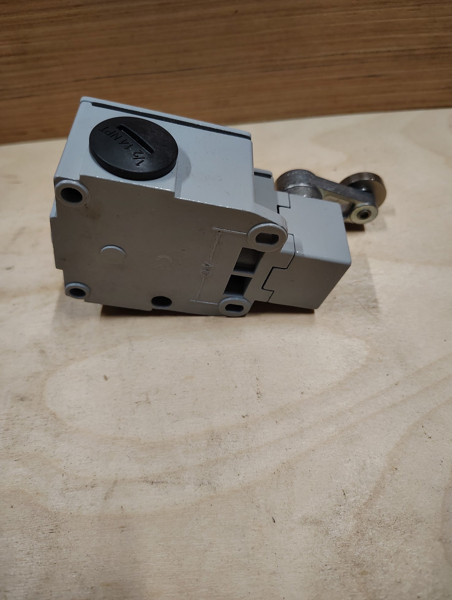 ABM6E42Z11 - Automation Direct ABM6E42Z11 Limit Switch 24 VDC 400 VAC - Surplus Alley