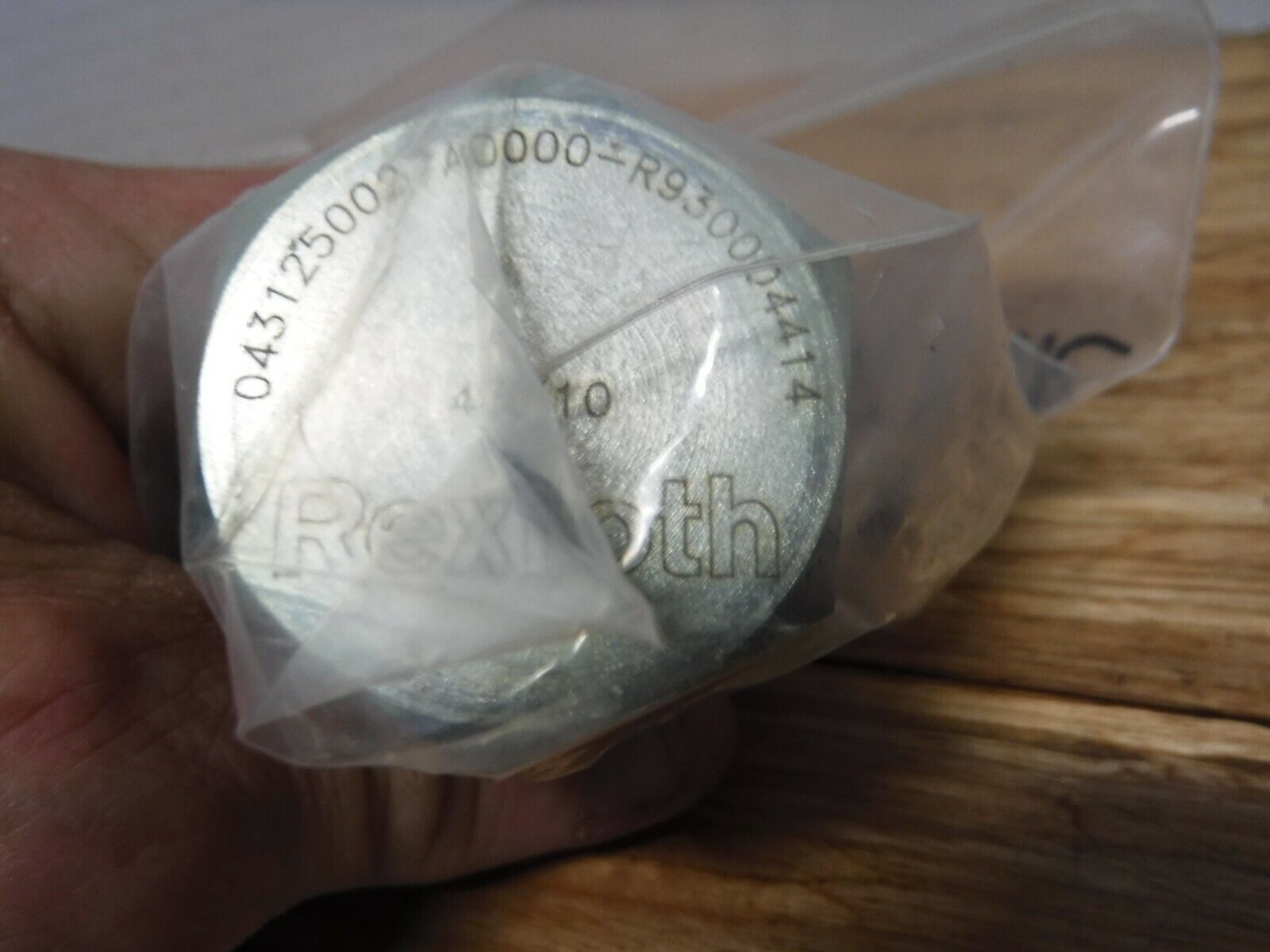R930004414 - BOSCH R930004414 REXROTH VALVE NEW - Surplus Alley