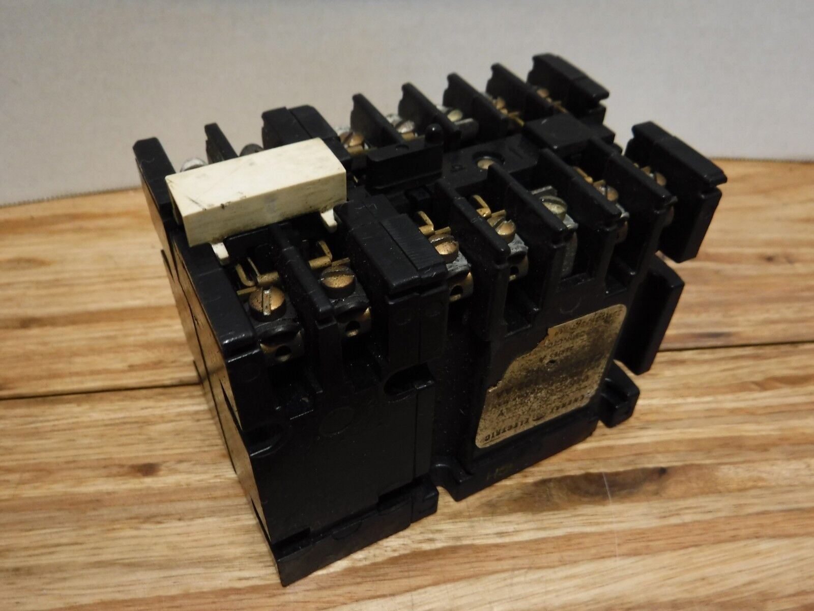 CR120A05102AA - GENERAL ELECTRIC CONTOL RELAY CR120A05102AA, GE 10AMP 115V COIL - Surplus Alley