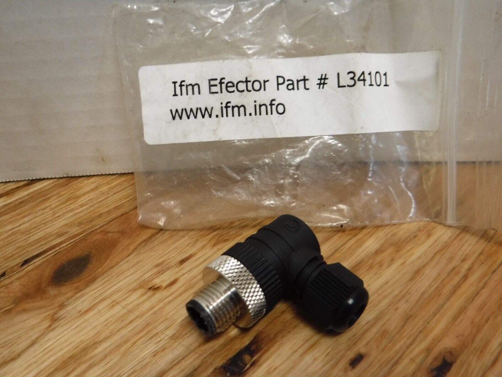 L34101 - IFM EFECTOR L34101, 3 - PIN MALE, FIELD WIREABLE, 90° - Surplus Alley