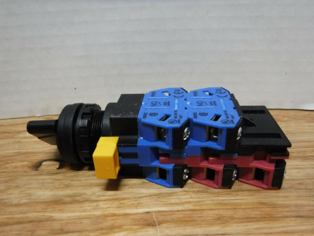 60555 - 1322 - KAWASAKI 60555 - 1322 IDEC HW1S - 2T32 - TK2356 SWITCH - Surplus Alley