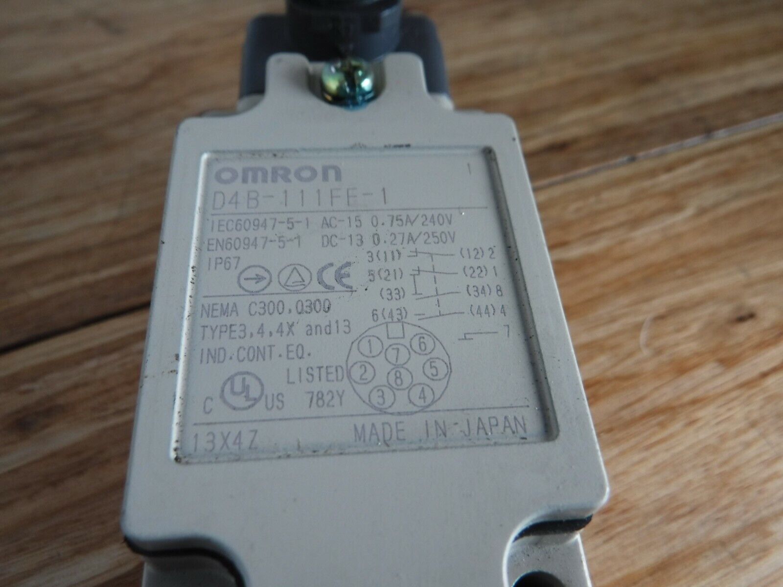 D4B - 111FF - 1 - Omron D4B - 111FF - 1 limit switch - Surplus Alley