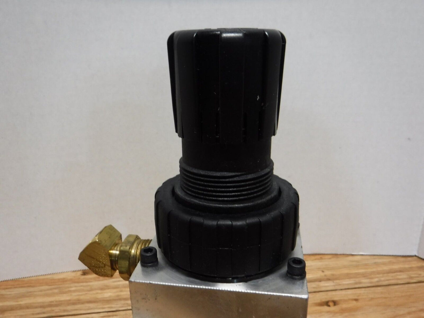 125 LQ K362332C - PARKER REGULATOR END SECT SGL/IND MAN 125 LQ K362332C W/ MARSH GAUGE - Surplus Alley