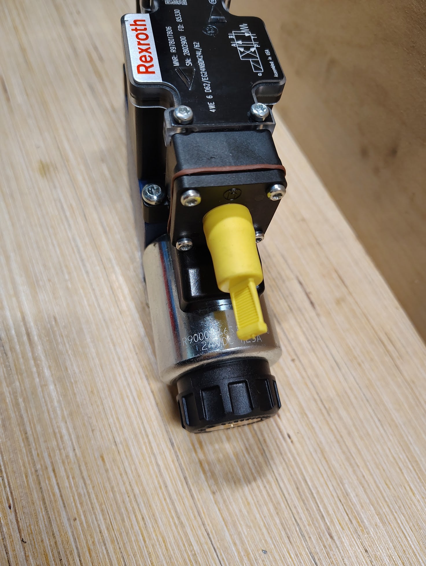 R978017806 - Rexroth R978017806 Directional Control Valve 4WE 6 D62/EG24N9DK24L/62 - Surplus Alley