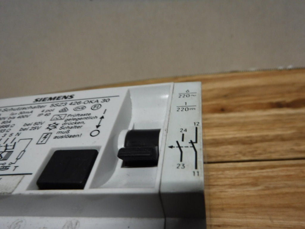 5SZ3 426 - OKA 30 - SIEMENS 5SZ3 426 - OKA 30, 4 POLE BREAKER, 5SZ3 426 - 0KA 30 - Surplus Alley