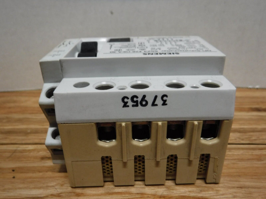 5SZ3 426 - OKA 30 - SIEMENS 5SZ3 426 - OKA 30, 4 POLE BREAKER, 5SZ3 426 - 0KA 30 - Surplus Alley