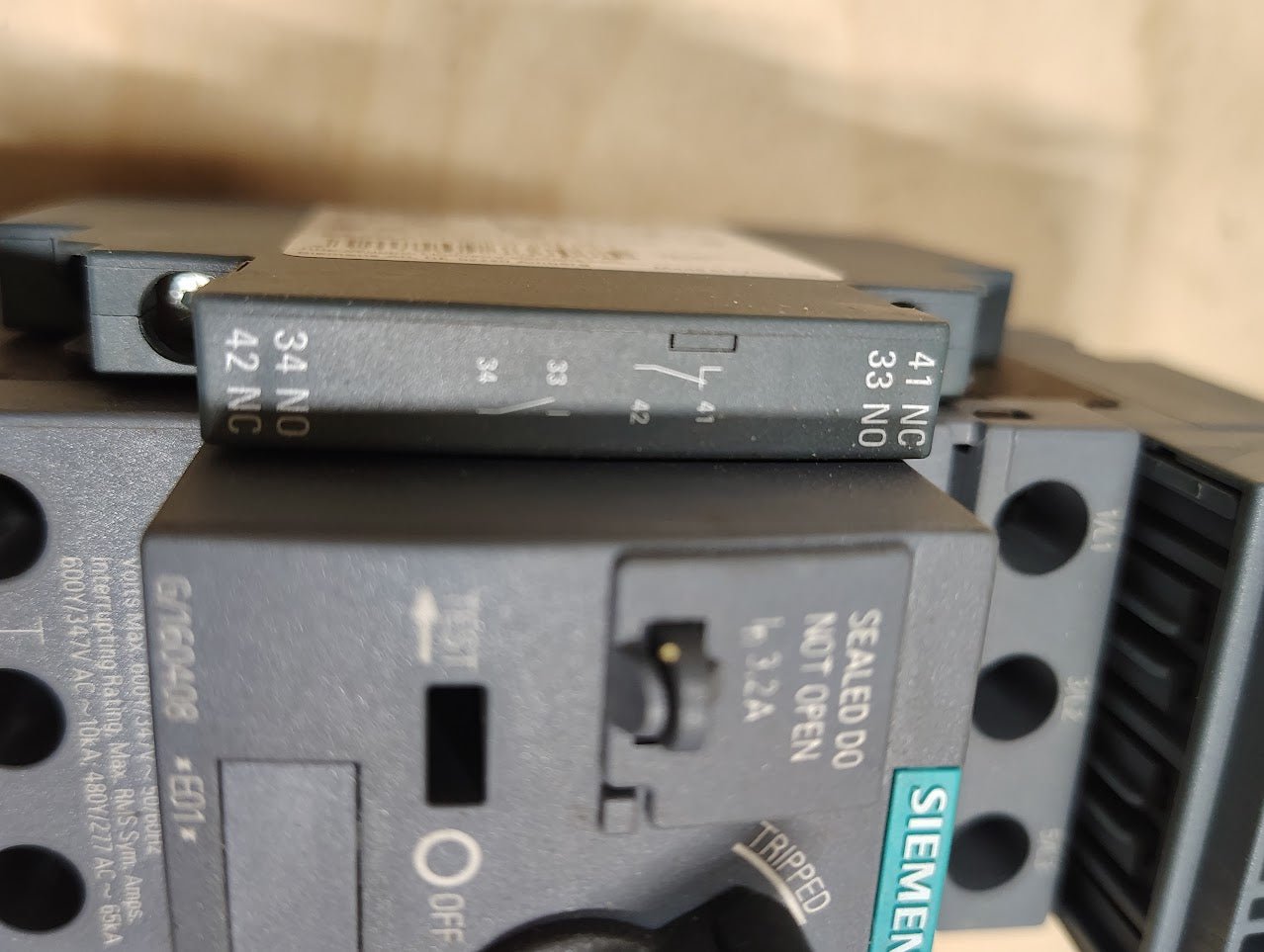 3RV2711 - 1DD10 - Siemens Sirius 3RV2711 - 1DD10 Circuit Breaker 3 Pole 3.2 Amp W/3RV2901 - 1A - Surplus Alley