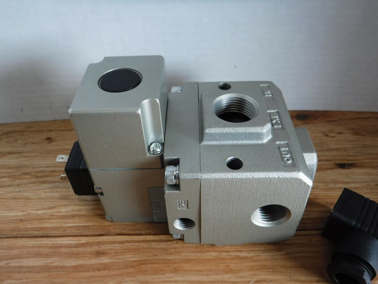 VP3145 - 043DB - SMC VP3145 - 043DB SOLENOID VALVE - Surplus Alley