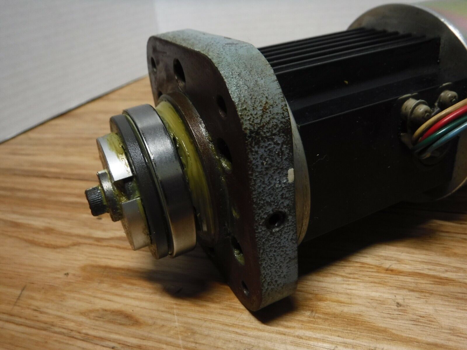 USAREM - 01YRS11 - YASKAWA USAREM - 01YRS11 AC SERVO MOTOR ENCODER UTMAH - B15AS4KB - Surplus Alley