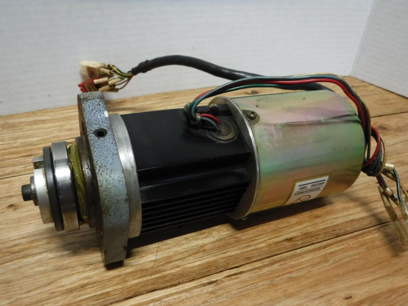 USAREM - 01YRS11 - YASKAWA USAREM - 01YRS11 AC SERVO MOTOR ENCODER UTMAH - B15AS4KB - Surplus Alley